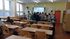 Děti zkouší správně vytřídit zadané odpadky