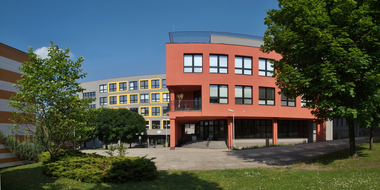 Škola, panorama ředitelství západ